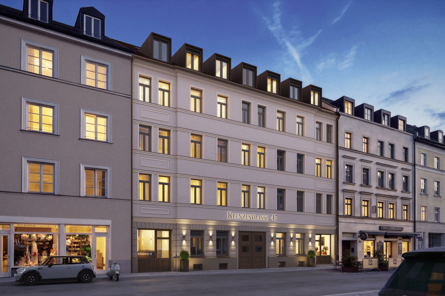 Historische Fassade des Klenze 45 in der Klenzestraße in München, beleuchtet bei Dämmerung